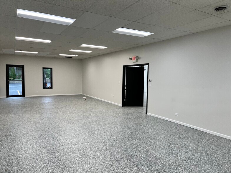 More Photos Of 517 N Lake Ave, Twin Lakes Showroom For Lease