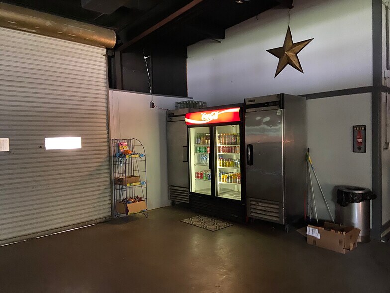 More Photos Of 8212 N State Highway 19, Trinity Showroom For Lease