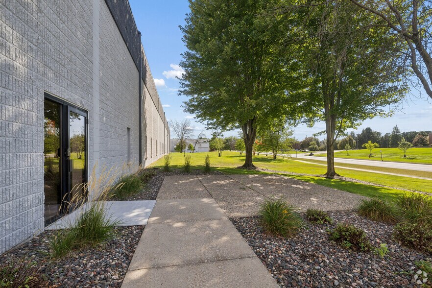 More Photos Of 10901 Hampshire Ave S, Bloomington Warehouse For Lease