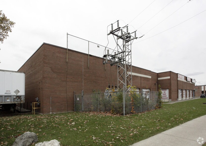 More Photos Of 370 Norfinch Dr, Toronto Manufacturing For Lease