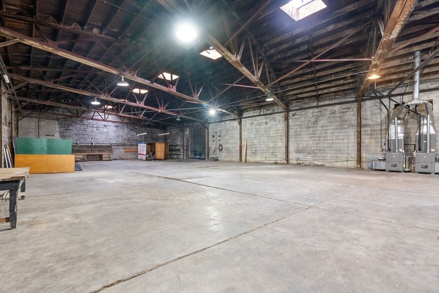More Photos Of 1214 College St, Clarksville Warehouse For Lease