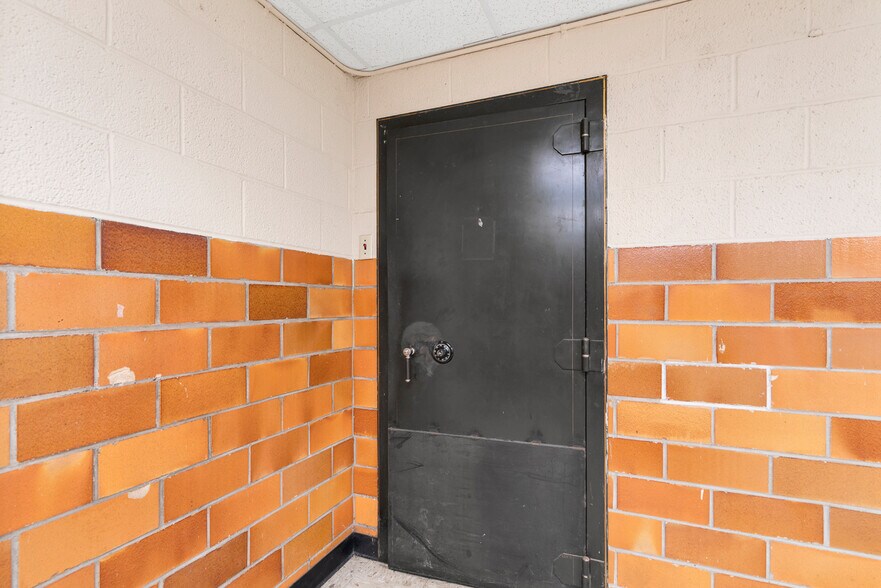 More Photos Of 713 E Austin Blvd, Nevada Warehouse For Lease