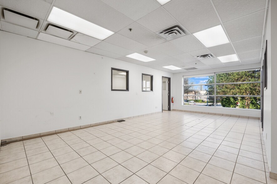 More Photos Of 3871 N Fraser Way, Burnaby Showroom For Lease