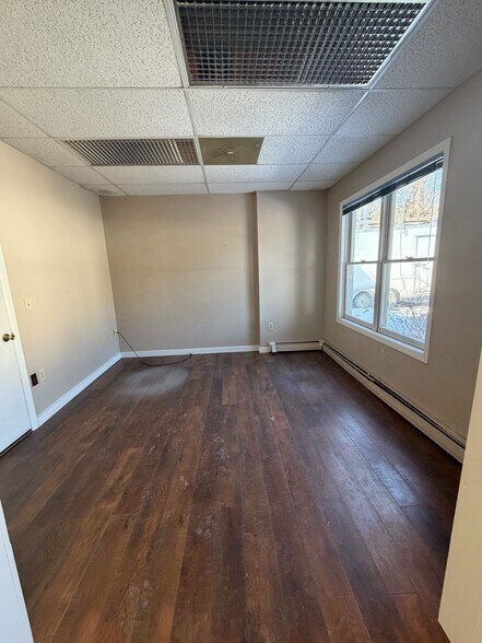 More Photos Of 72-74 Black Mountain Rd, Brattleboro Showroom For Lease