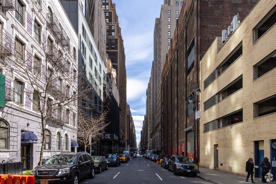 More Photos Of 315 W 35th St, New York Office For Lease