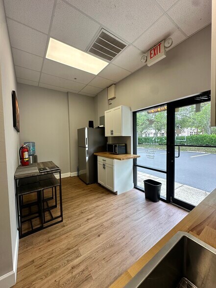 More Photos Of 25091 Bernwood Dr, Bonita Springs Showroom For Sale