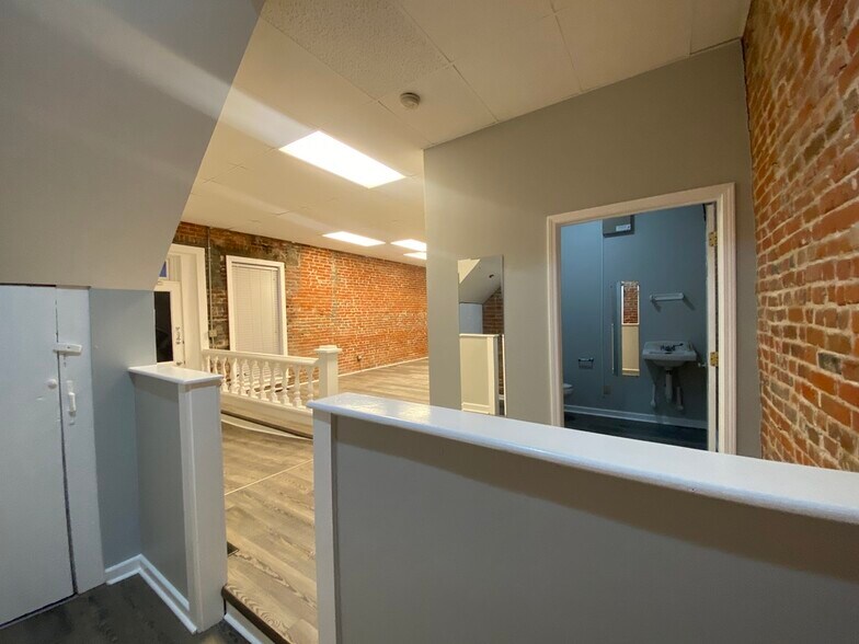 More Photos Of 2514 College Ave, Alton Specialty For Lease