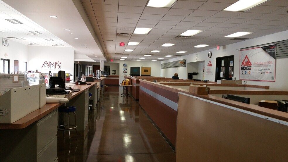 More Photos Of 3401 N Sillect Ave, Bakersfield Distribution For Lease