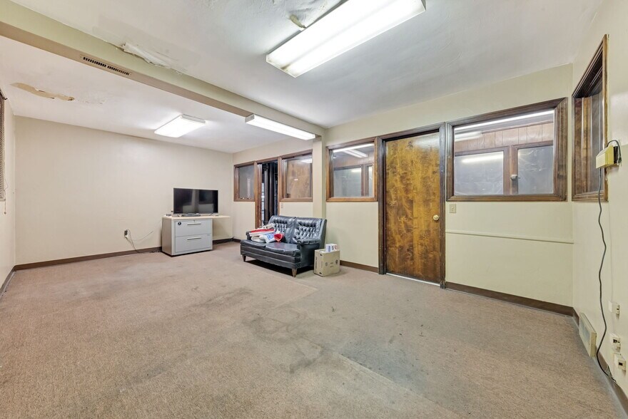More Photos Of 98 Sproul St, McKees Rocks Truck Terminal For Sale