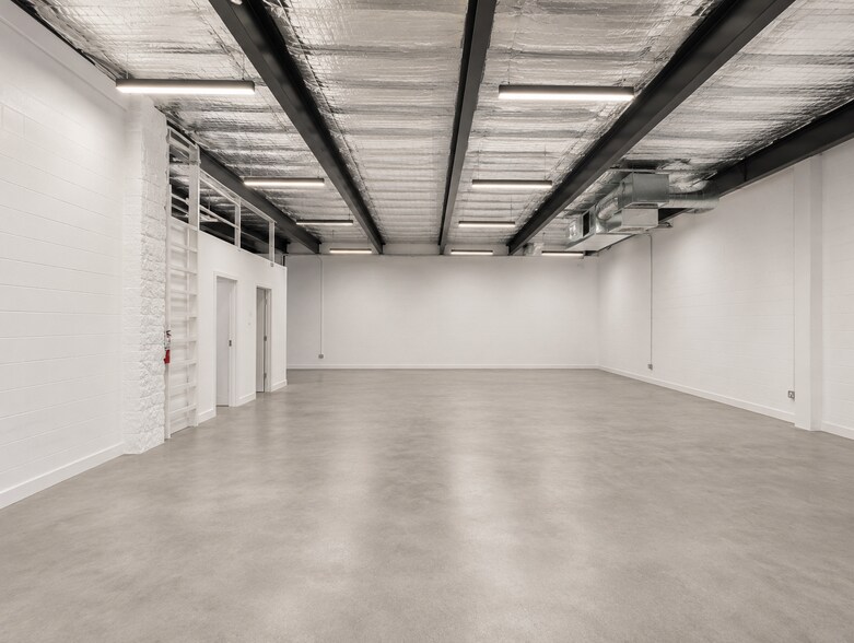 More Photos Of 2720 N Ontario St, Burbank Warehouse For Lease