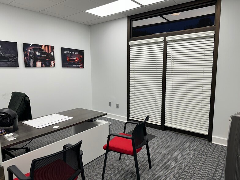 More Photos Of 2601 Cross Country Dr, Columbus Office For Sale