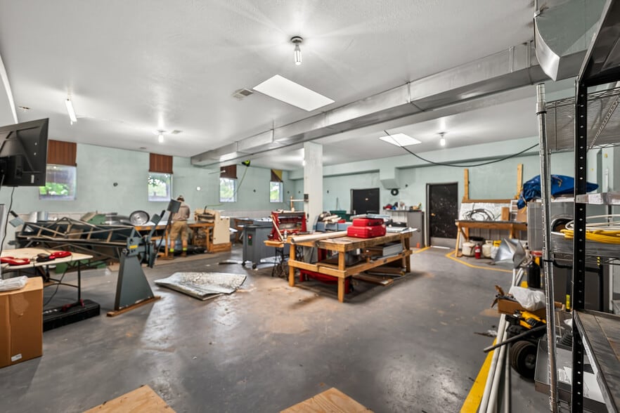 More Photos Of 1401 E Main St, Linn Flex For Sale