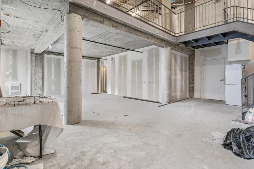 More Photos Of 5223-5529 Décarie Boul, Montréal Storefront Retail Office For Sale