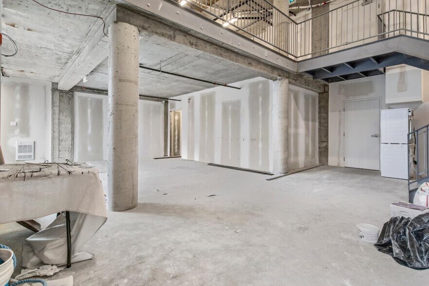 More Photos Of 5229 Boul Décarie, Montréal Storefront Retail Office For Sale