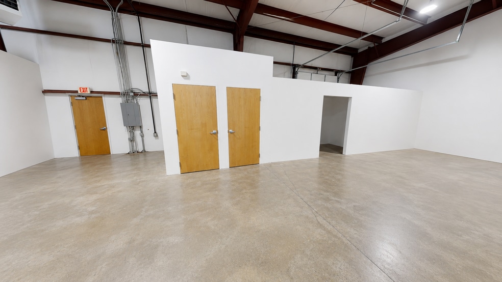 More Photos Of 2605 W Storage Parkway Rd, Rogers Flex For Lease
