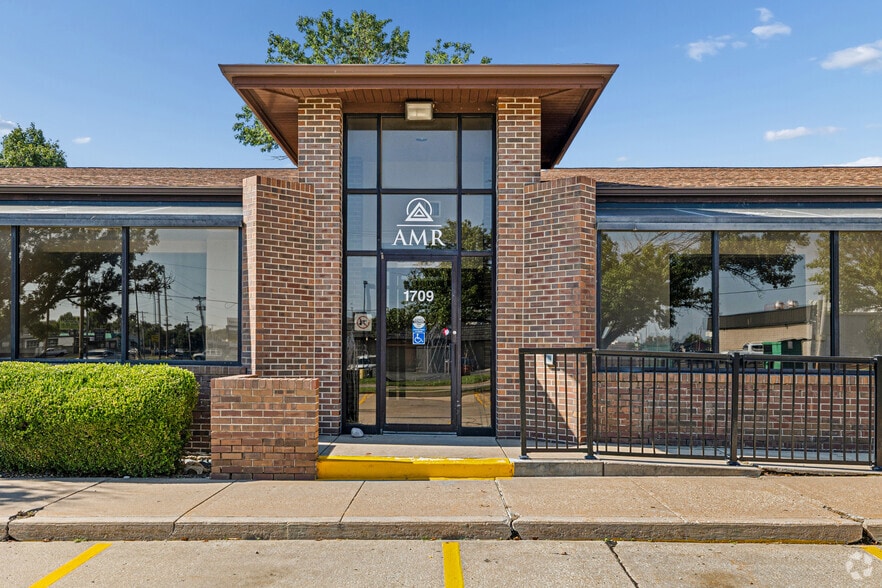 More Photos Of 1709 S Rock Rd, Wichita Medical For Sale