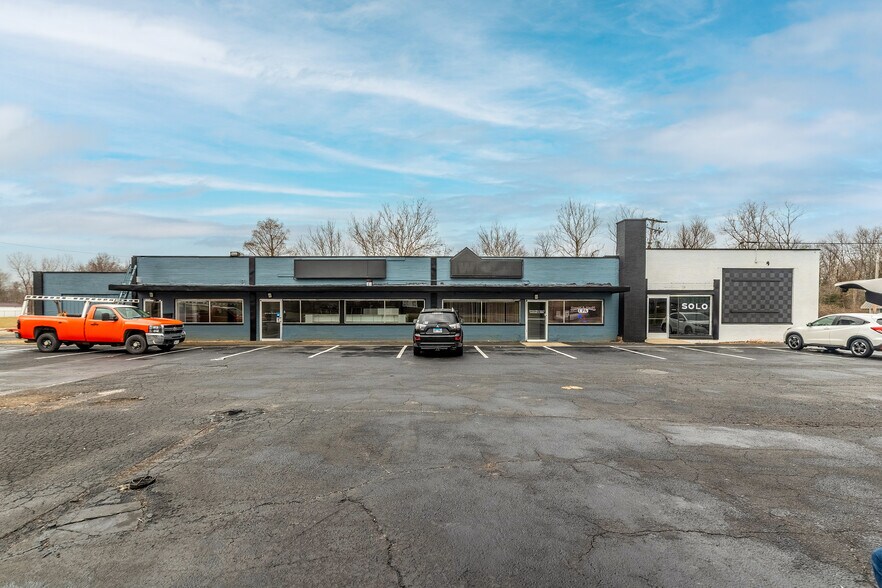 More Photos Of 828 E Main St, Carbondale General Retail For Sale