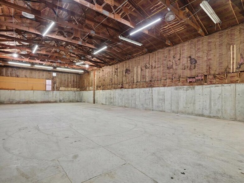 More Photos Of 301 Old Dubuque Rd, Anamosa Warehouse For Sale