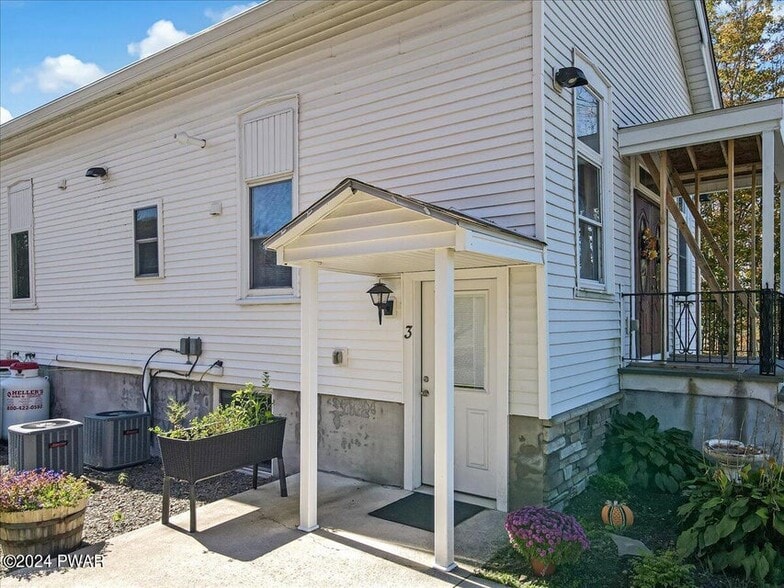 More Photos Of 186 Ledgedale Rd, Lake Ariel Apartments For Sale