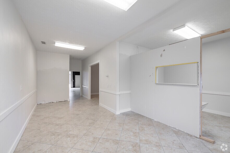 More Photos Of 1620-1646 SE Village Green Dr, Port, Port Saint Lucie Warehouse For Lease