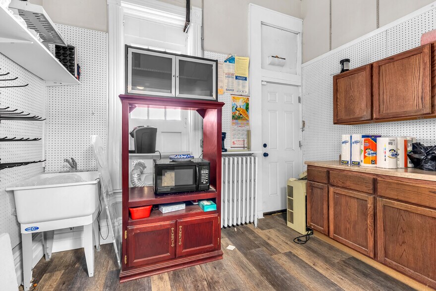 More Photos Of 105 1/2 S Court St, Crown Point General Retail For Sale