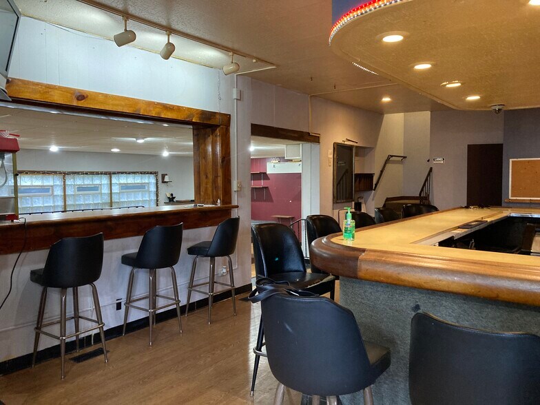 More Photos Of 1209 Lisle Plz, Lisle Bar For Lease