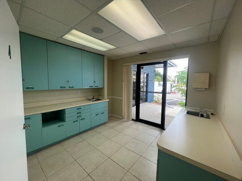 More Photos Of 2009-2025 S McCall Rd, Englewood Medical For Lease