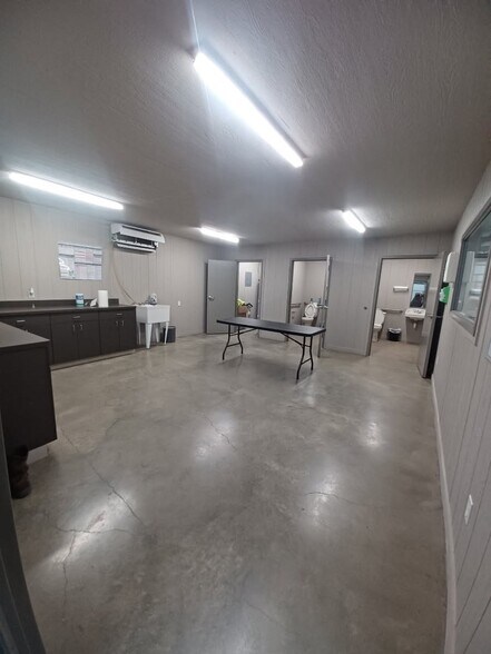 More Photos Of 236 Industrial Park Dr, Victoria Warehouse For Lease