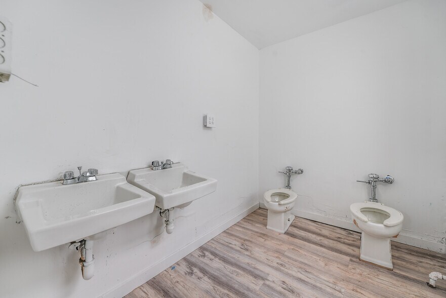 More Photos Of 560 55th St, West New York Manufacturing For Sale