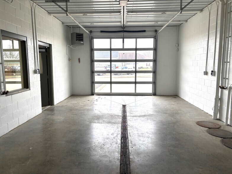 More Photos Of 11 Cottonwood Dr, Chatham Specialty For Sale