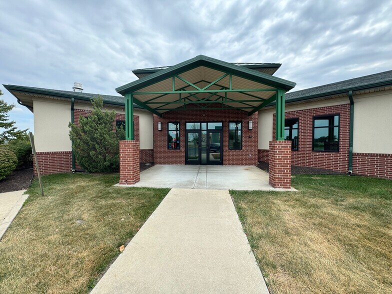 More Photos Of 15415 Pinehurst Dr, Basehor Office For Sale