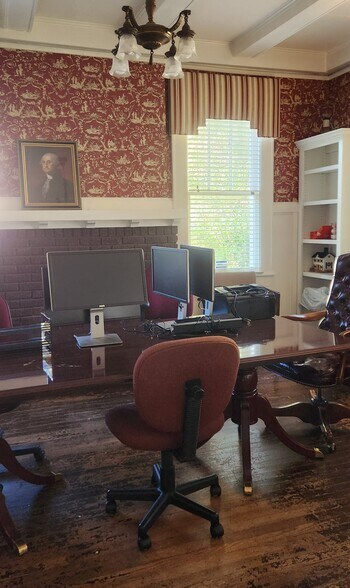 More Photos Of 303 W Trade St, Dallas Office For Sale
