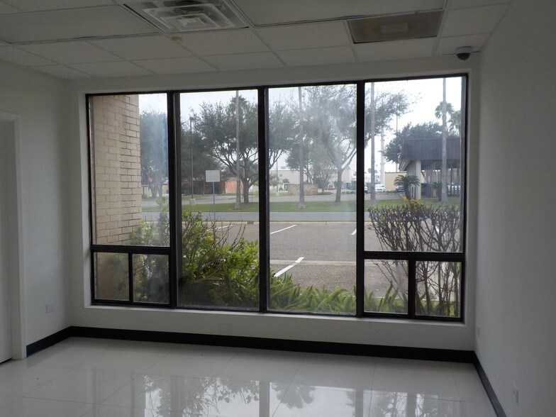 More Photos Of 3700 N 10th St, McAllen Office For Lease
