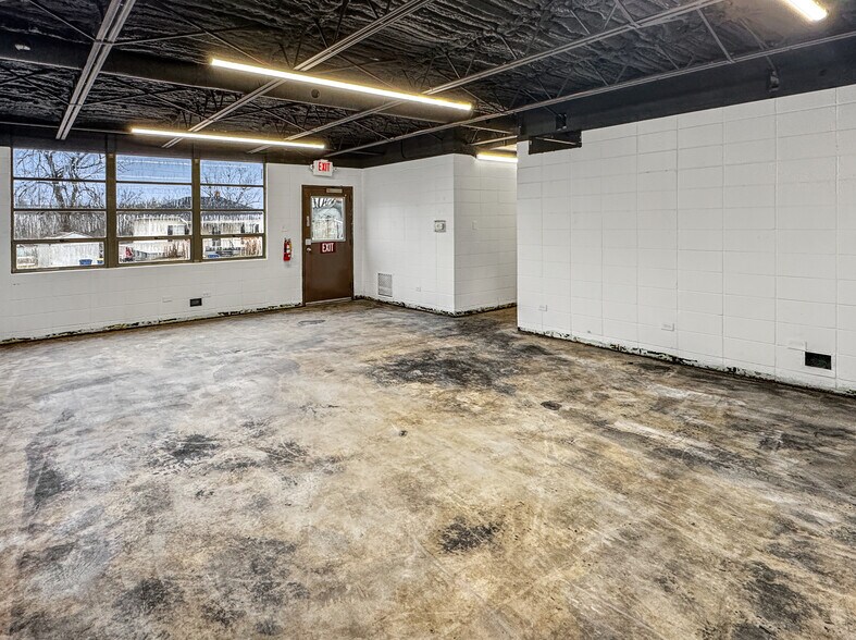 More Photos Of 313 Franklin Ave, Union Light Distribution For Sale