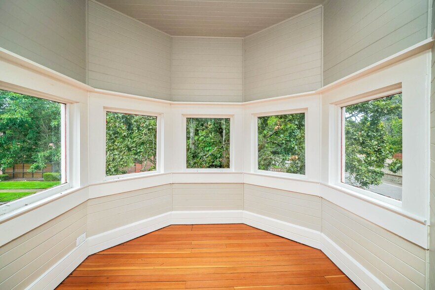 More Photos Of 901 13th St SE, Salem Office For Sale