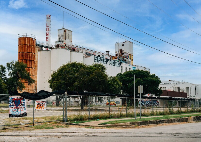 More Photos Of 1020 Roosevelt Ave, San Antonio Freestanding For Sale