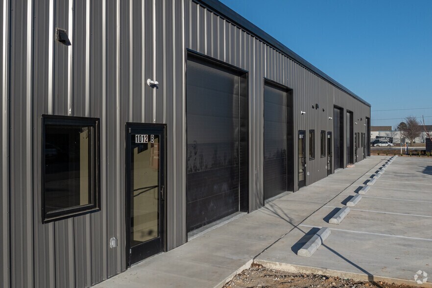 More Photos Of 1012 E Henri De Tonti Blvd, Springdale Flex For Lease