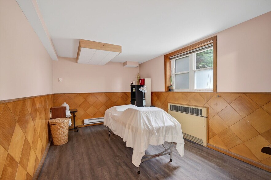 More Photos Of 111 Maiden Ln, Kingston Medical For Sale