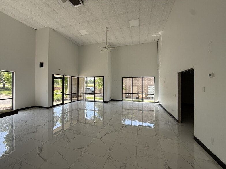 More Photos Of 1206 NE Douglas St, Lees Summit Flex For Lease