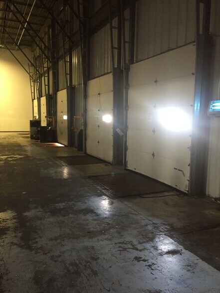 More Photos Of 2700 W Roosevelt Rd, Chicago Distribution For Lease