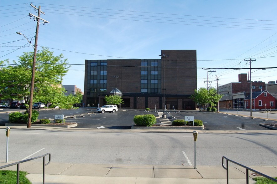 More Photos Of 222 E Main St, Belleville Office For Lease