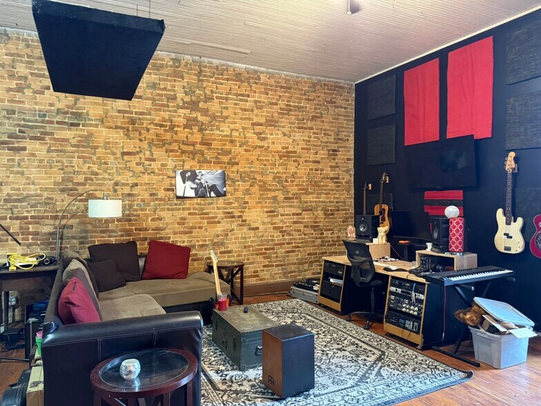 More Photos Of 207 W Main St, Ash Grove General Retail For Sale