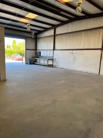 More Photos Of 710 Shepherd Dr, Garland Warehouse For Lease