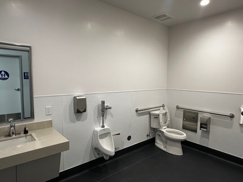 More Photos Of 15610-15630 S Figueroa St, Gardena Warehouse For Lease