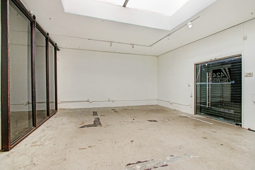 More Photos Of 416-424 N Fairfax Ave, Los Angeles Storefront For Lease