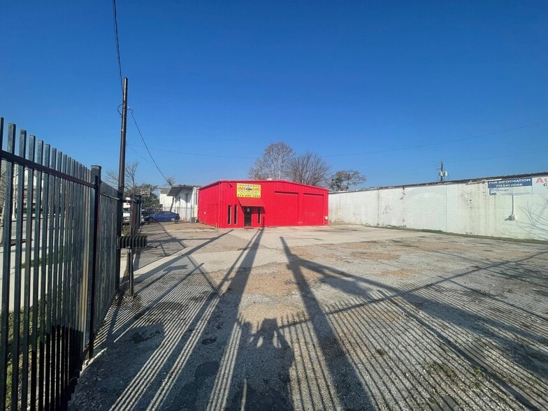 More Photos Of 1601 N Shepherd Dr, Houston Warehouse For Lease