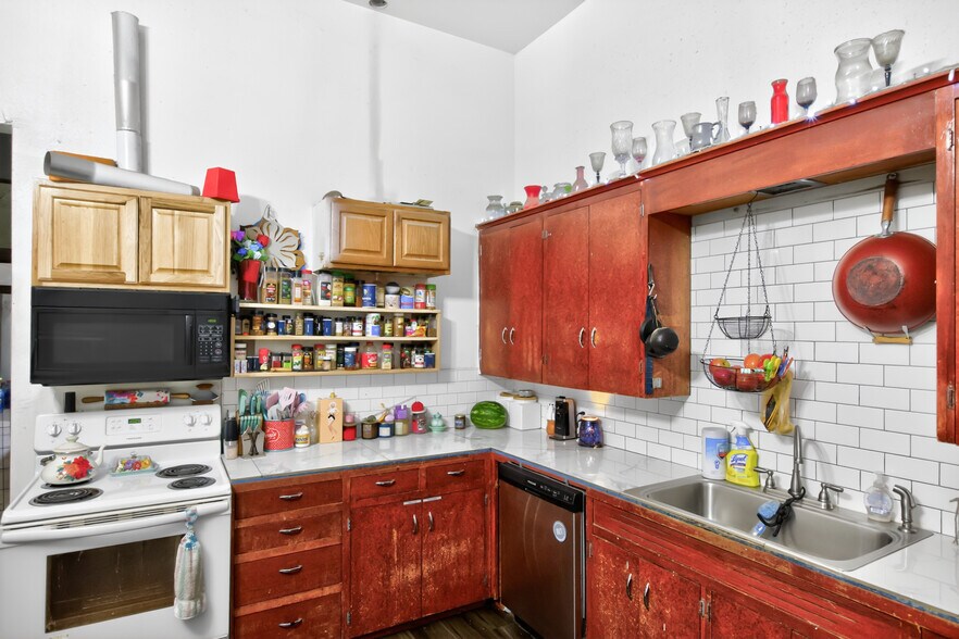 More Photos Of 100 Main St, Moro Specialty For Sale