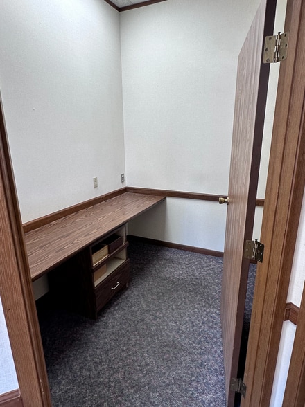 More Photos Of 1660-1728 Valley Loop Rd, Springfield Storefront Retail Office For Lease