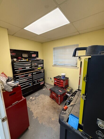 More Photos Of 1401 Thompson Cir, Gardendale Office For Sale