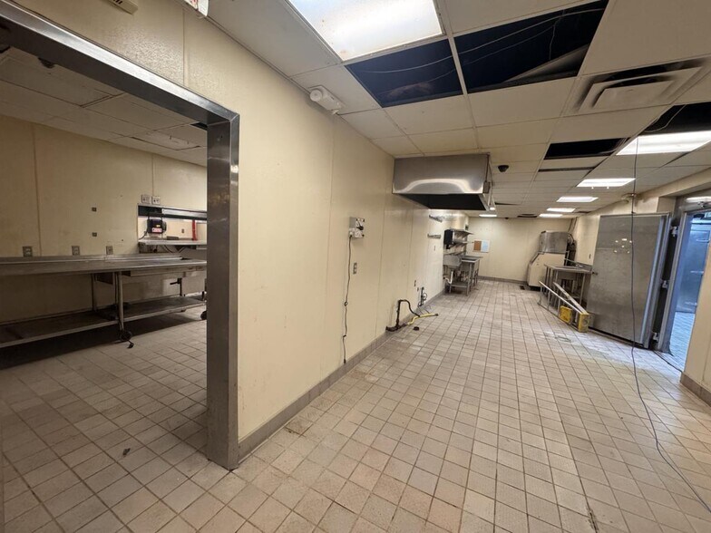 More Photos Of 2949 Dixie Hwy, Hamilton Restaurant For Lease